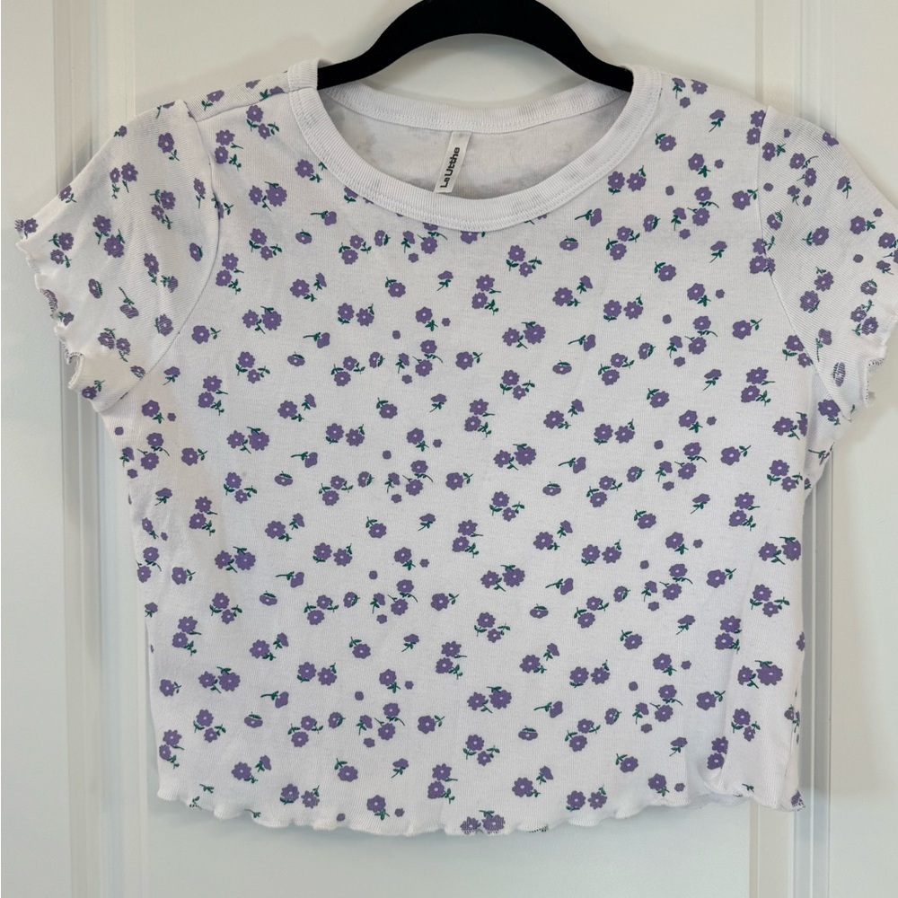Le Utthe Ditsy Purple Floral and White Lettuce Edge Cropped Baby Tee - est small